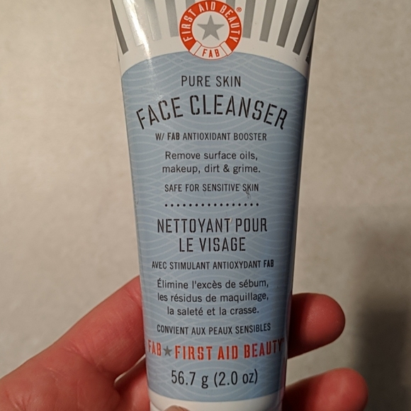 First Aid Beauty Face Cleanser w/ FAB Antioxidant - Picture 5 of 5